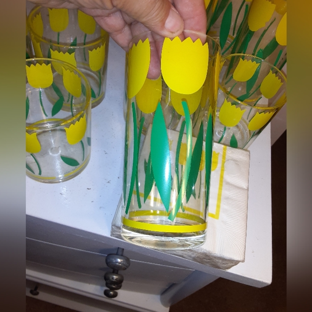 Set of 12 melamine glasses and matching napkins - Picture 3 of 4